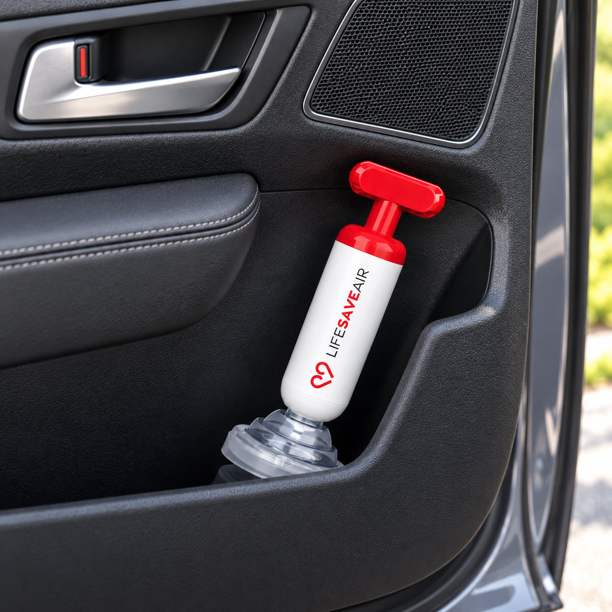 LifeSaveAir griffbereit im Türfach des Autos