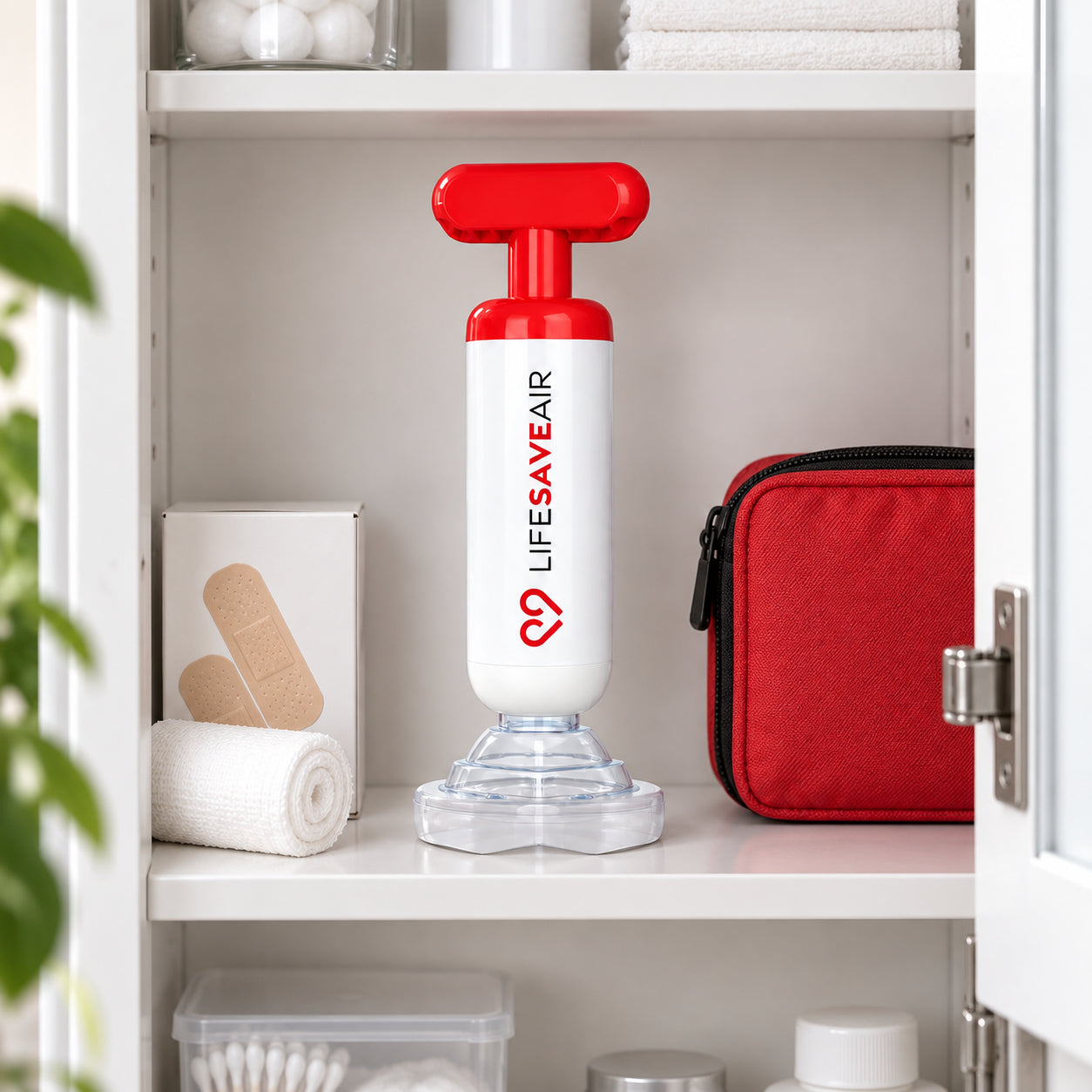 LifeSaveAir griffbereit im Medizinschrank zuhause